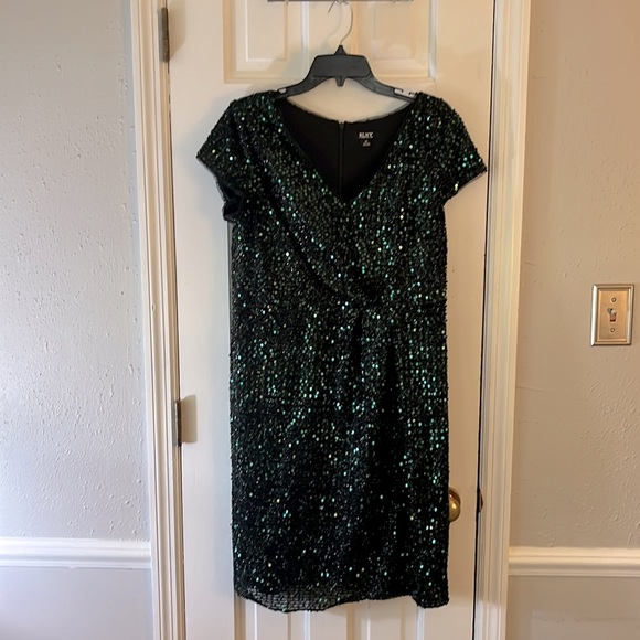 NWOT SLNY FORMAL SEQUIN SHEATH DRESS With Stretch. COLOR: EMERALD. SIZE … - Picture 4 of 13